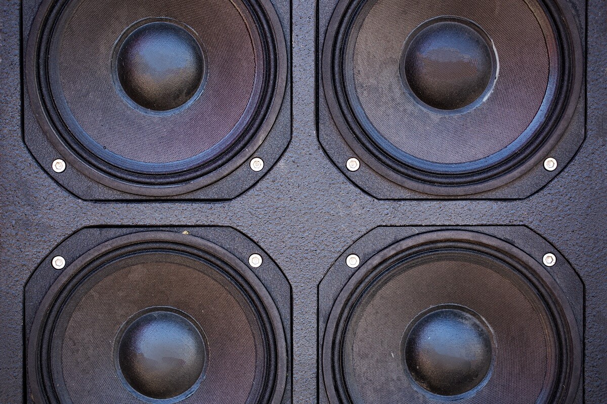 Inclinare le casse acustiche può portare a un suono migliore